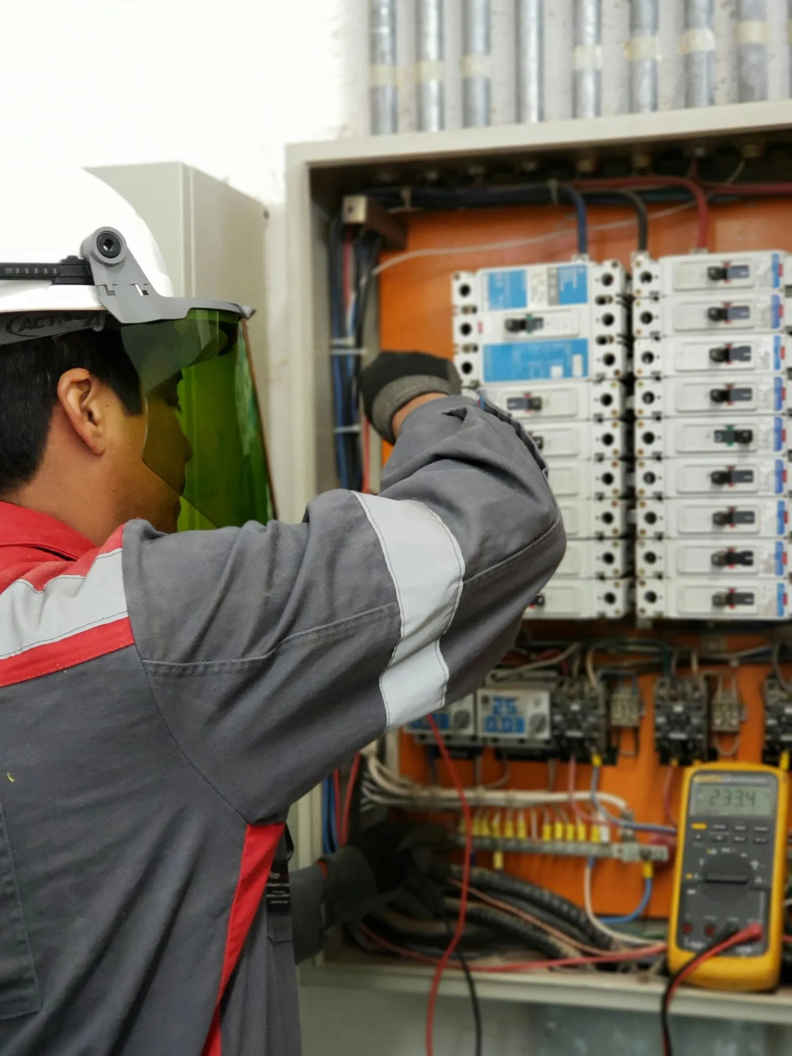 Panel otomatis pompa air terpasang rapi di dekat tandon air rumah